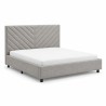 Cama tapizada Chevron con cabecero acolchado en espiga en tela gris claro, vista de estudio