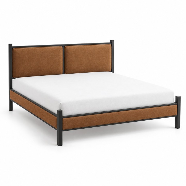 Cama tapizada Atelier con paneles tapizados color coñac sobre estructura de acero negro, vista de estudio