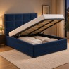 Cama tapizada Quadro abierta, con ropa de cama de repuesto guardada en el arcón