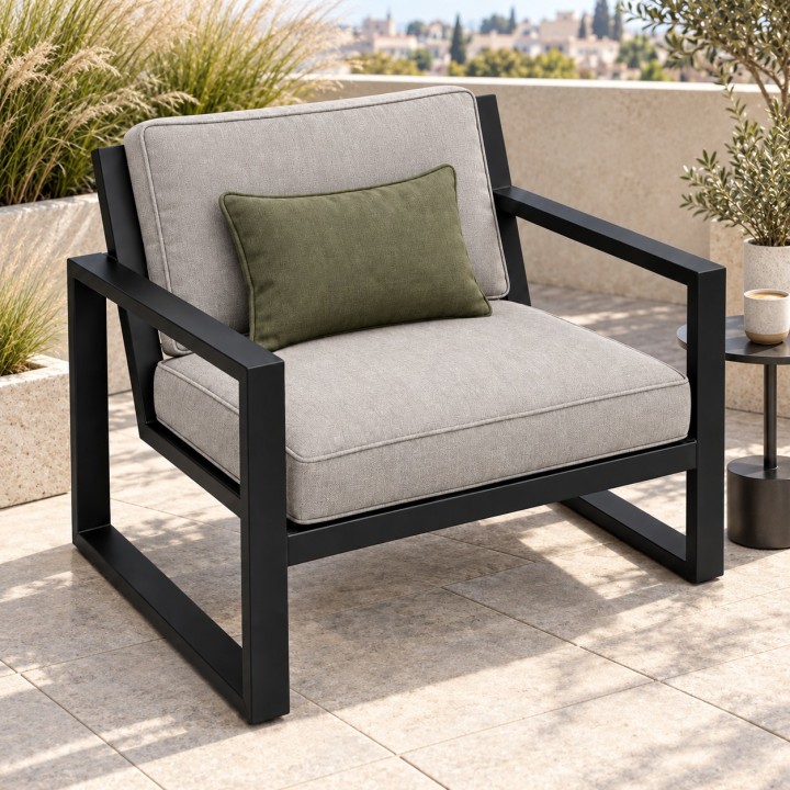 Sillón de jardín Loft, con cojines en una terraza urbana de piedra