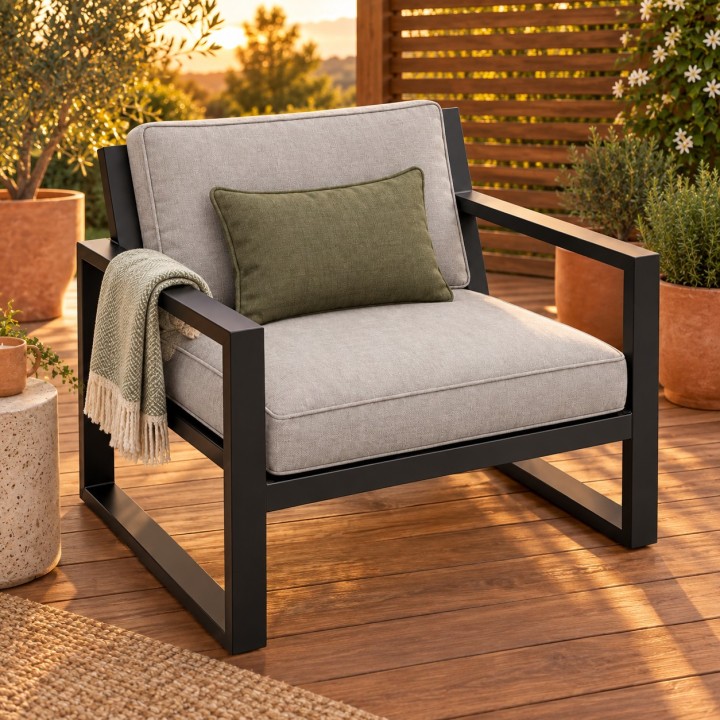 Poltrona da giardino Loft, con cuscini su un deck in legno al tramonto
