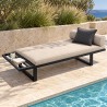 Stalowa leżanka ogrodowa daybed, z materacem przy basenie