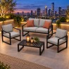 Garten-Lounge-Set aus Stahl, mit Polstern auf einer Dachterrasse am Abend