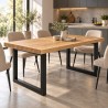 Tavolo da pranzo industrial con gambe a U, in una cucina open space moderna
