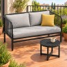 Conjunto de muebles para balcón, con cojines en un balcón soleado
