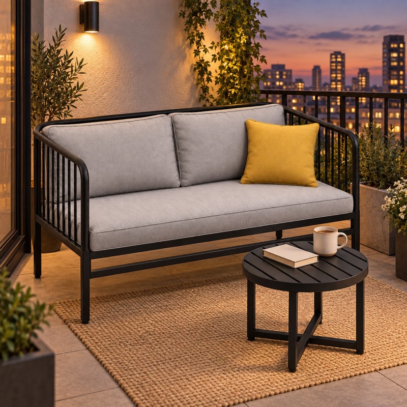 Conjunto de muebles para balcón, con cojines en un balcón urbano al anochecer