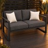 Sofa ogrodowa loft, z poduchami na tarasie przy ażurowym ekranie