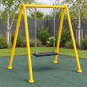 Balançoire enfant de jardin, sur dalles amortissantes dans un jardin moderne