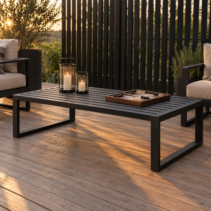 Mesa de centro de jardín de acero, con farolillos en una tarima de madera al atardecer