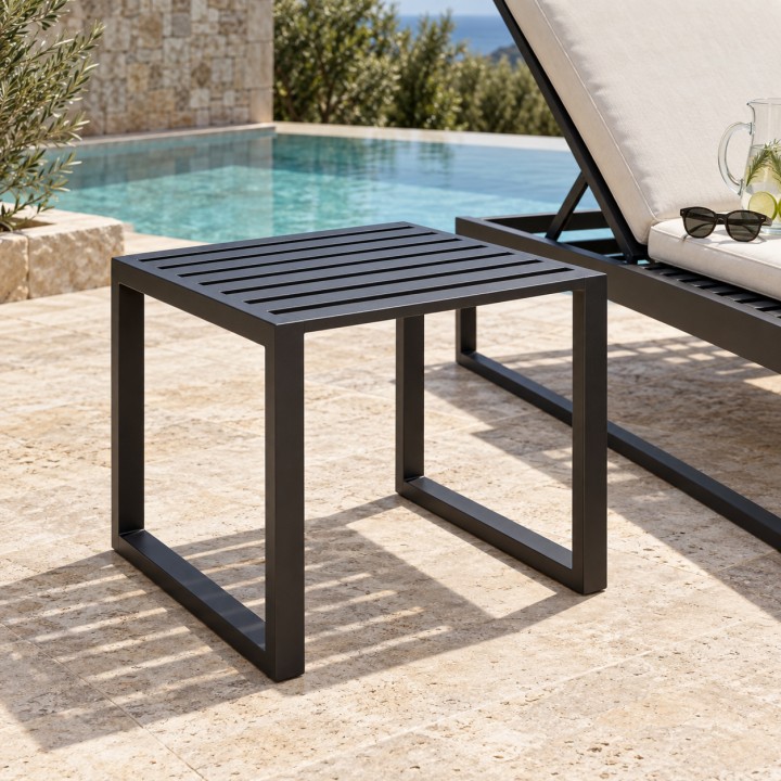 Garten-Beistelltisch aus Stahl, neben einer Sonnenliege am Pool
