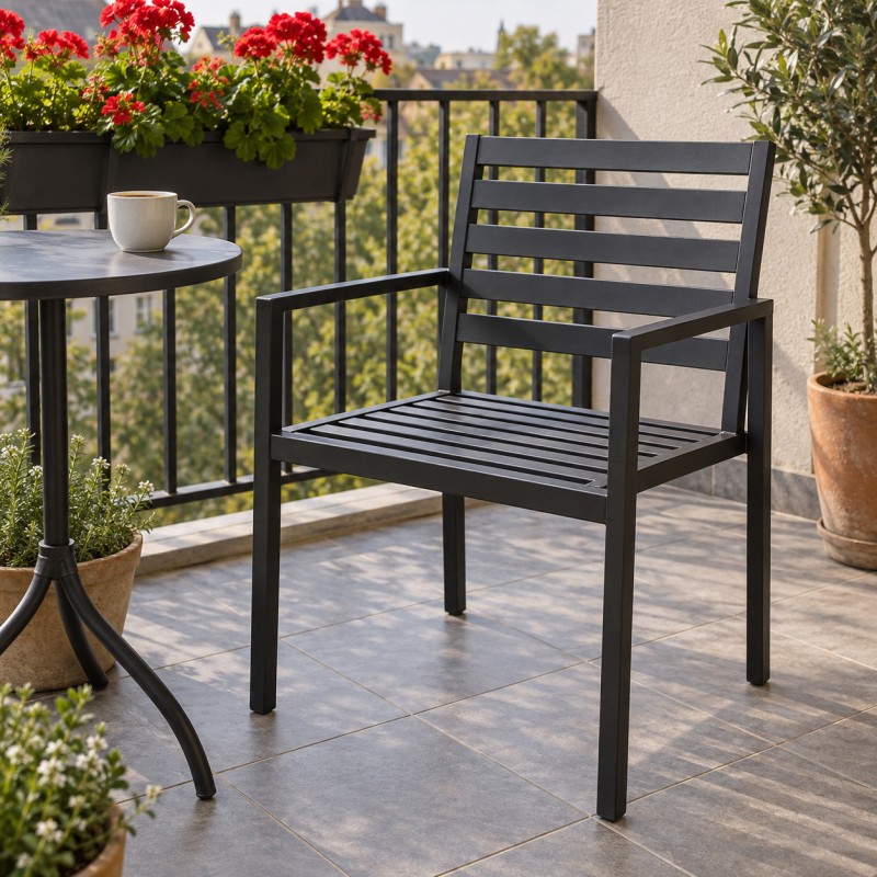 Sedia da giardino in acciaio con braccioli, su un balcone con il caffè del mattino