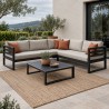 Loft-Ecksofa für den Garten, mit Polstern und Couchtisch auf einer großen Terrasse
