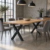 Tavolo da pranzo loft con gambe a X, con sei sedie in una sala da pranzo loft