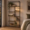 Estantería asimétrica estilo loft, en un rincón del dormitorio con luz del atardecer