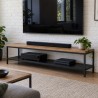 Mobile TV stile loft in acciaio e rovere, sotto un televisore a parete in soggiorno