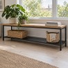 TV-Board im Loft-Stil aus Stahl und Eiche, als niedriges Sideboard mit Pflanzen und Büchern