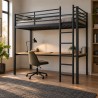 Letto a soppalco con scrivania integrata, in un monolocale compatto
