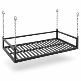 Cama colgante de acero con cadenas, vista de estudio