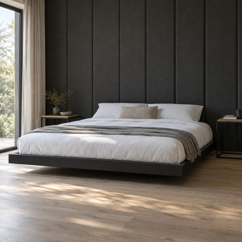 Letto effetto sospeso con struttura in acciaio, in camera davanti a una parete imbottita scura