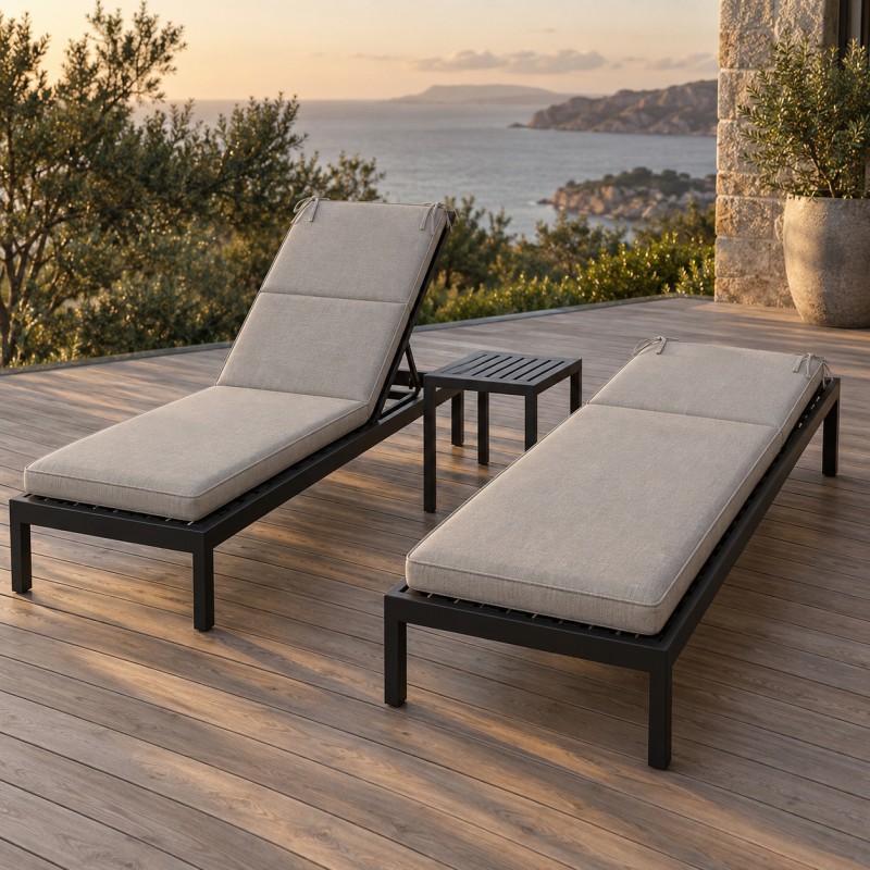 Poduszka na leżak ogrodowy z regulowanym oparciem, dwa leżaki z poduszkami na tarasie