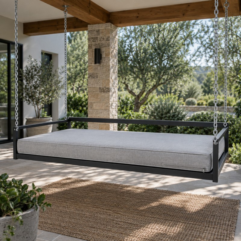 Matelas d'extérieur pour lits de jardin en acier, sur le lit suspendu sous une véranda couverte