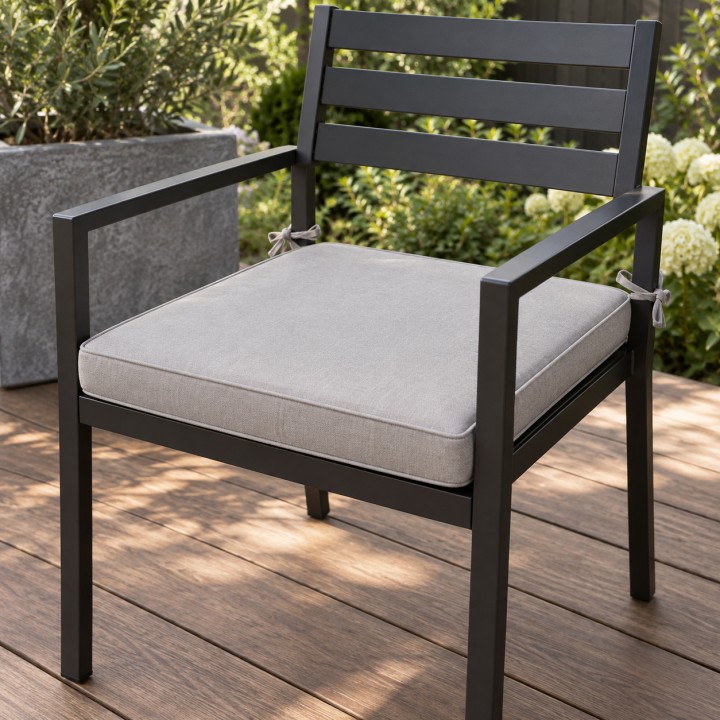 Outdoor-Sitzkissen für den Gartenstuhl aus Stahl, auf dem Stuhl, Bänder hinten
