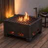 Brasero de acero con parrilla, encendido sobre una tarima de madera al anochecer