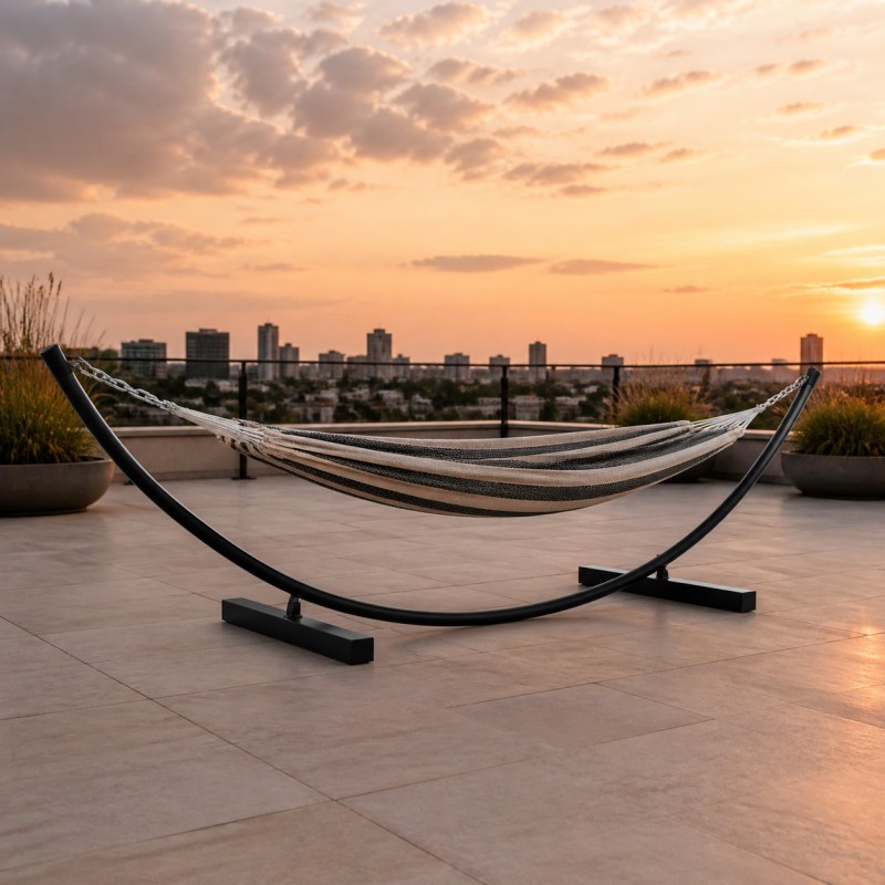 Support de Hamac Arc en Acier, avec hamac rayé sur un toit-terrasse au coucher du soleil