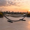Soporte de Hamaca en Arco de Acero, con hamaca de rayas en una azotea al atardecer
