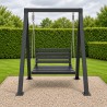 Hollywoodschaukel aus Aluminium, auf einem Kiesbett im Garten mit Hecke