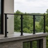 Ringhiera per balcone in vetro, su un balcone con vista sul verde