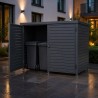 Mülltonnenbox aus Stahl mit Lamellen, geöffnet mit Mülltonnen in einem abendlichen Hof