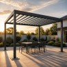 Pérgola Carport de Acero, sobre un comedor exterior en una terraza al atardecer