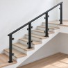 Barandilla de cristal para escalera, en una escalera interior con peldaños de roble