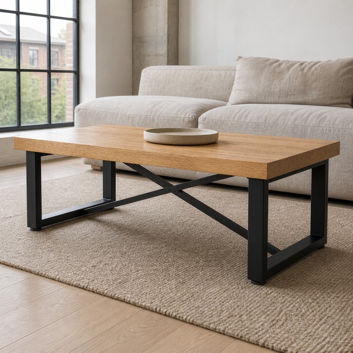 Mesa de centro estilo loft, en un salón luminoso con sofá de lino