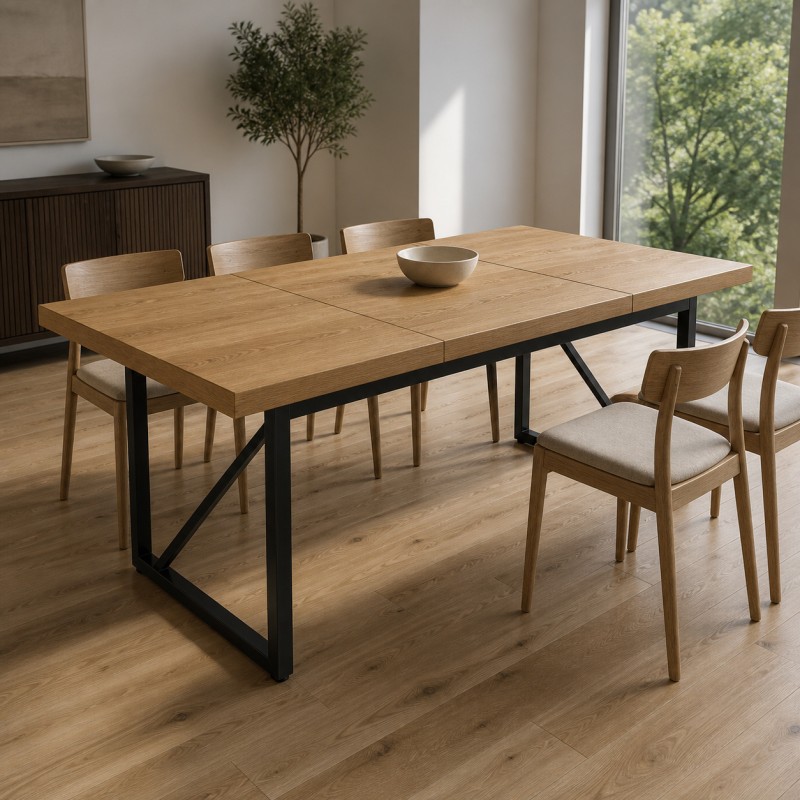 Mesa de comedor extensible estilo loft, en un comedor luminoso con vistas al jardín
