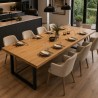 Table à Manger Loft Extensible, dressée pour le dîner dans une cuisine ouverte