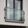 Balcone alla francese con vetro trattenuto in profilo, su una facciata intonacata