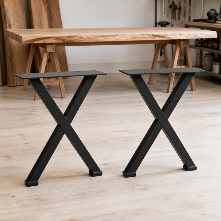 Pieds de table en X (paire), dans un atelier avec plateau en bois brut