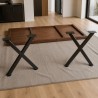Pieds de table en X (paire), fixés sous un plateau en noyer retourné sur un tapis