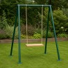 Balançoire enfant sur portique en acier, sur la pelouse du jardin
