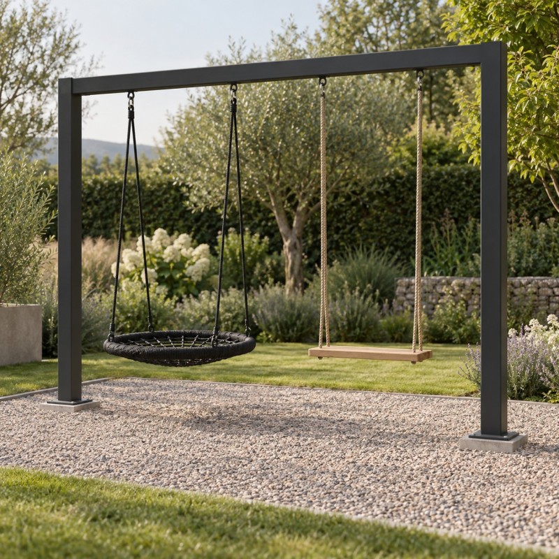 Gartenschaukel mit U-Gestell aus Stahl, auf Kies in einem mediterranen Garten