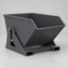 Benne basculante en acier pour déchets de production, vue studio sur fond gris