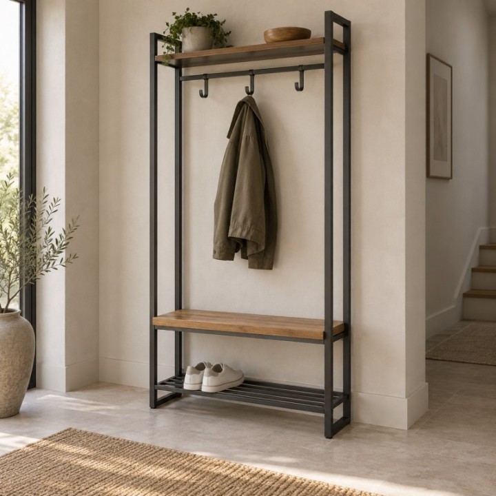 Garderobe im Loft-Stil mit Stahlrahmen, mit Jacke und Schuhen im Flur