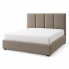 Cama tapizada para colchón de 160 x 200 cm, vista de estudio con colchón