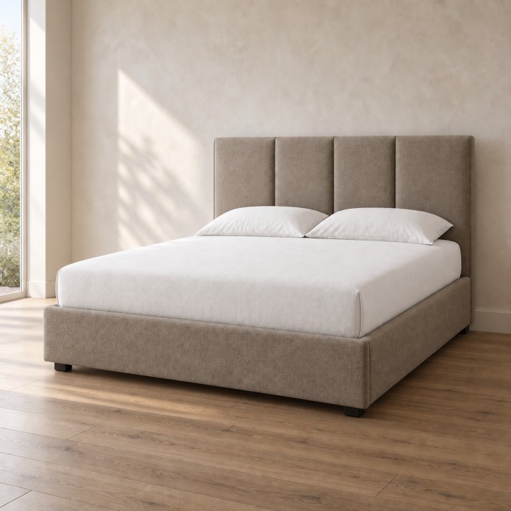 Łóżko tapicerowane pod materac 160 x 200 cm, w jasnej sypialni z poduszkami