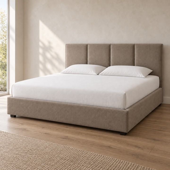 Cama tapizada para colchón de 200 x 200 cm, en un dormitorio luminoso con almohadas
