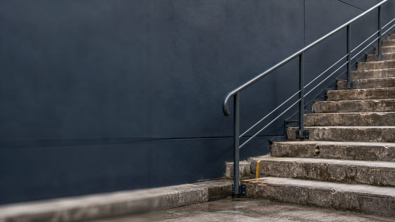 Stalowe balustrady zewnętrzne na schody wejściowe